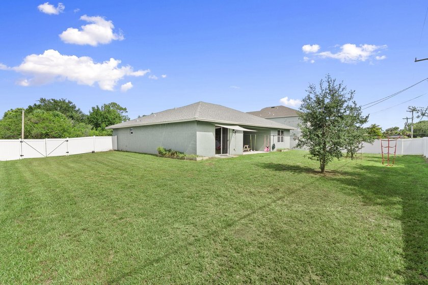 Welcome to this beautifully maintained 3-bedroom, 2-bathroom - photo 2