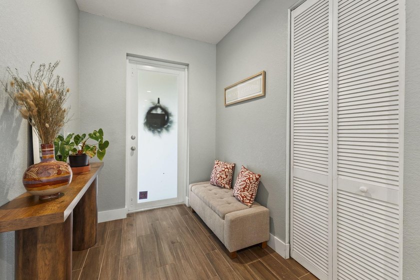 Welcome to this beautifully maintained 3-bedroom, 2-bathroom - photo 3
