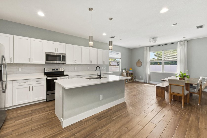 Welcome to this beautifully maintained 3-bedroom, 2-bathroom - photo 5