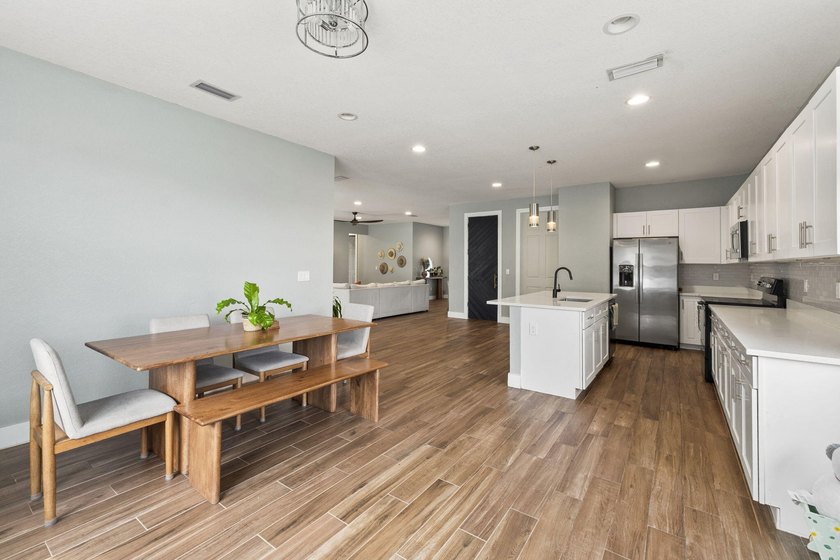 Welcome to this beautifully maintained 3-bedroom, 2-bathroom - photo 6