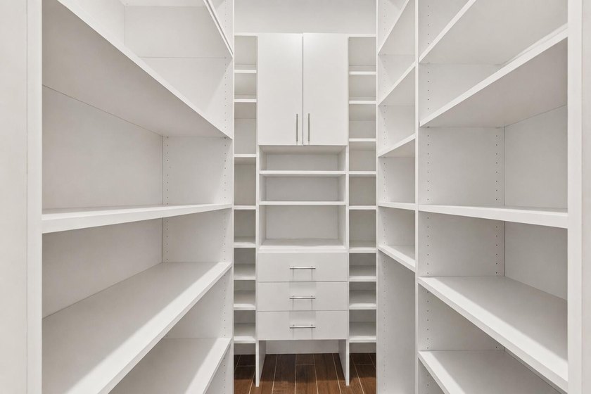 Welcome to this beautifully maintained 3-bedroom, 2-bathroom - photo 8