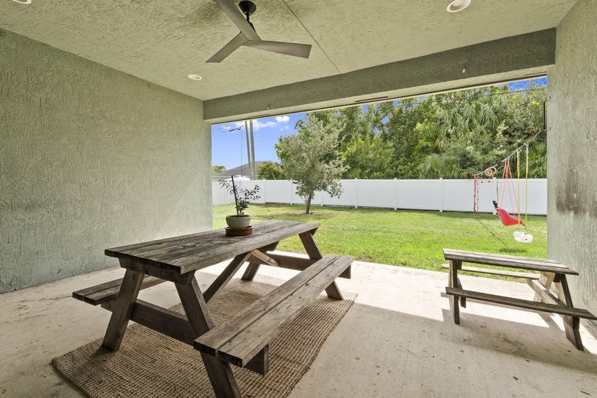 Welcome to this beautifully maintained 3-bedroom, 2-bathroom - photo 9