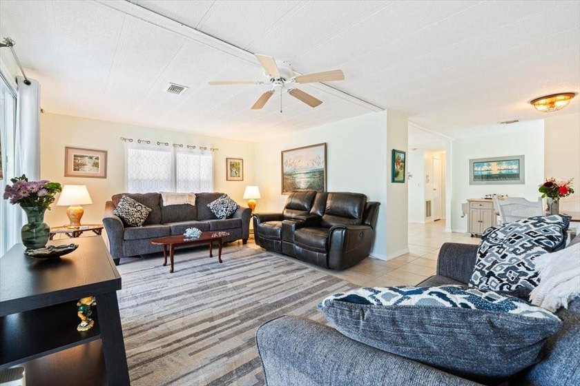 Welcome to this charming manufactured home located in Highland - photo 4