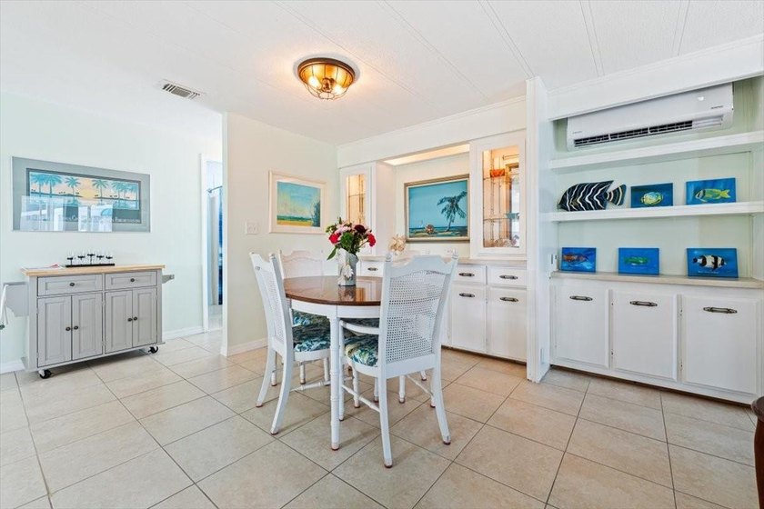 Welcome to this charming manufactured home located in Highland - photo 5