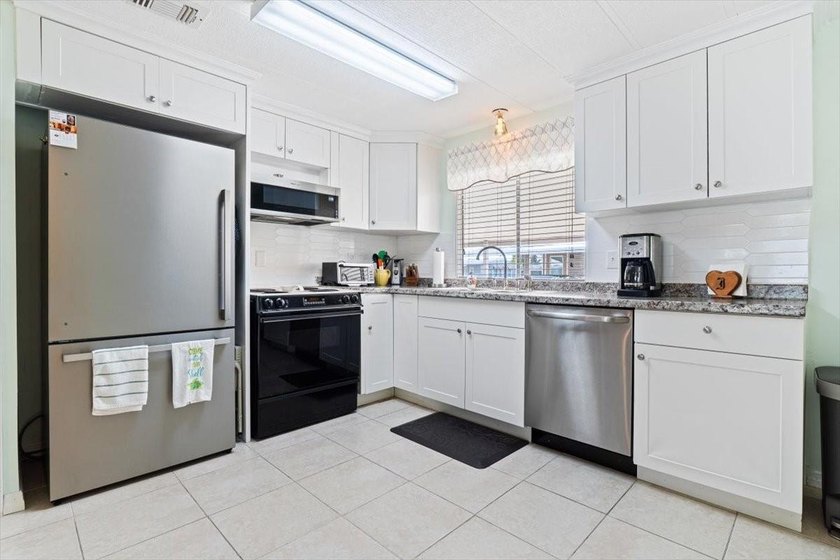 Welcome to this charming manufactured home located in Highland - photo 6