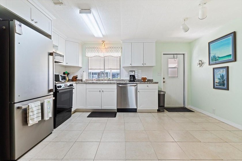 Welcome to this charming manufactured home located in Highland - photo 7