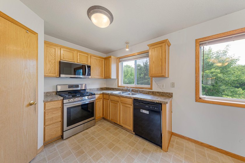 Looking for a move-in-ready end-unit townhome! Look no - photo 19