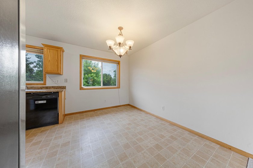 Looking for a move-in-ready end-unit townhome! Look no - photo 25