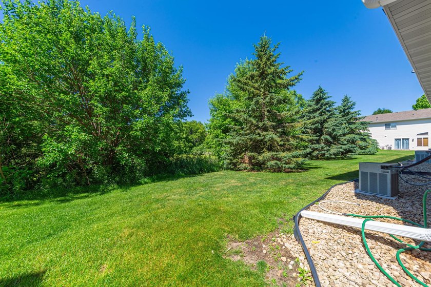 Looking for a move-in-ready end-unit townhome! Look no - photo 35