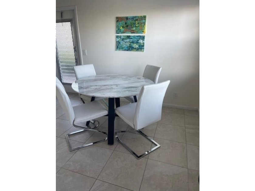 Bright ground-floor corner unit, partially furnished, featuring - photo 3