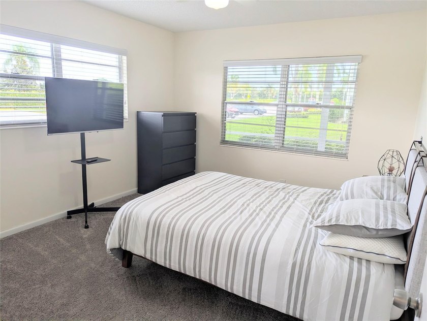 Bright ground-floor corner unit, partially furnished, featuring - photo 5