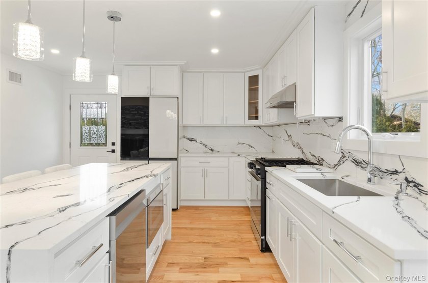 Stunning Newly Renovated Home in Hampton Bays! Welcome to this - photo 7