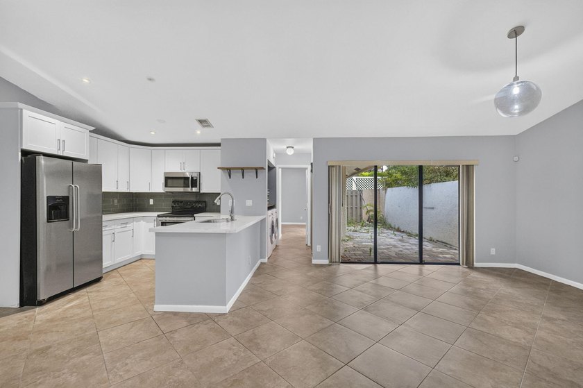 Beautifully updated and move-in ready, this charming villa is - photo 8