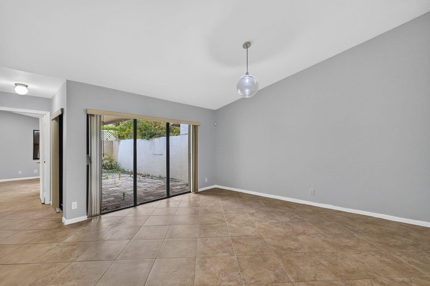 Beautifully updated and move-in ready, this charming villa is - photo 10