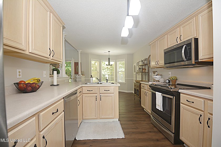 Beautiful and Open in an established Olive Branch Subdivision is - photo 15