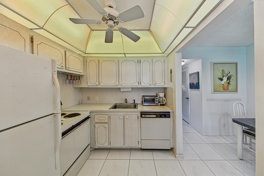 The Best Value inBoca Raton! Low-priced condo in the community! - photo 10
