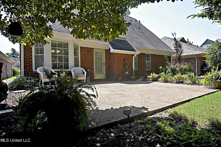 Beautiful and Open in an established Olive Branch Subdivision is - photo 33