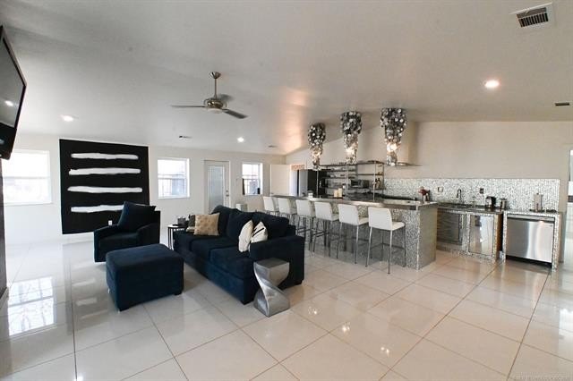A Touch of Modern - Fully Furnished &amp; Remodeled Near Lake - photo 6