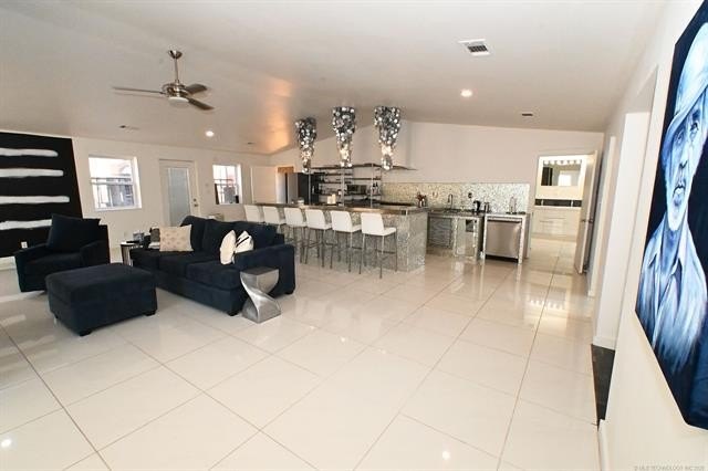 A Touch of Modern - Fully Furnished &amp; Remodeled Near Lake - photo 9