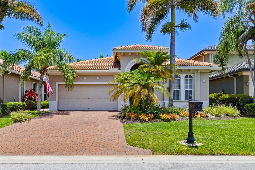 Welcome to this exceptional waterfront single-story residence - photo 3