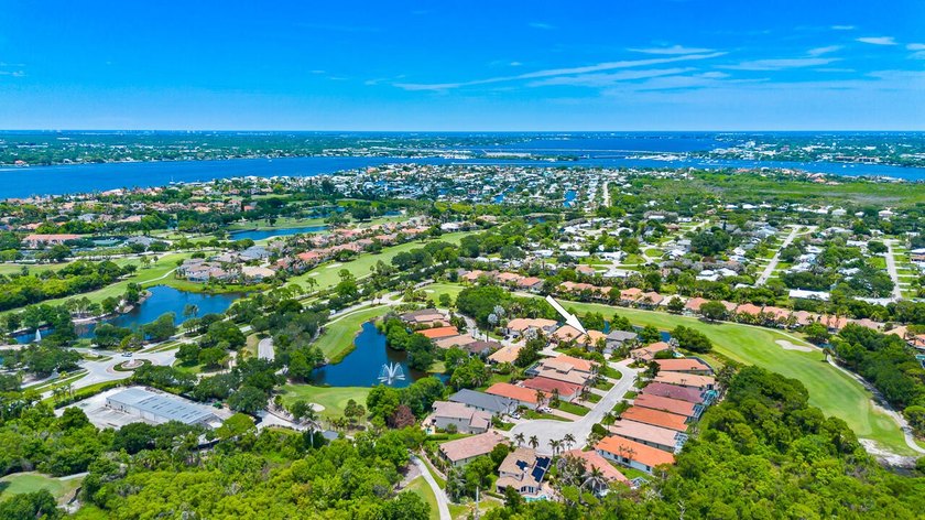 Welcome to this exceptional waterfront single-story residence - photo 5