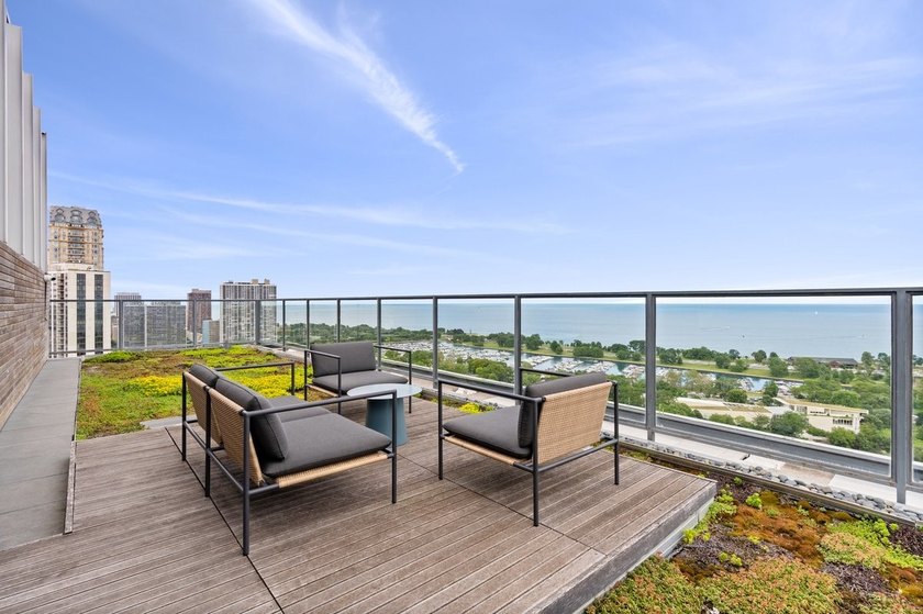 Experience the pinnacle of Mid-Century Modernism at 2400 N - photo 13