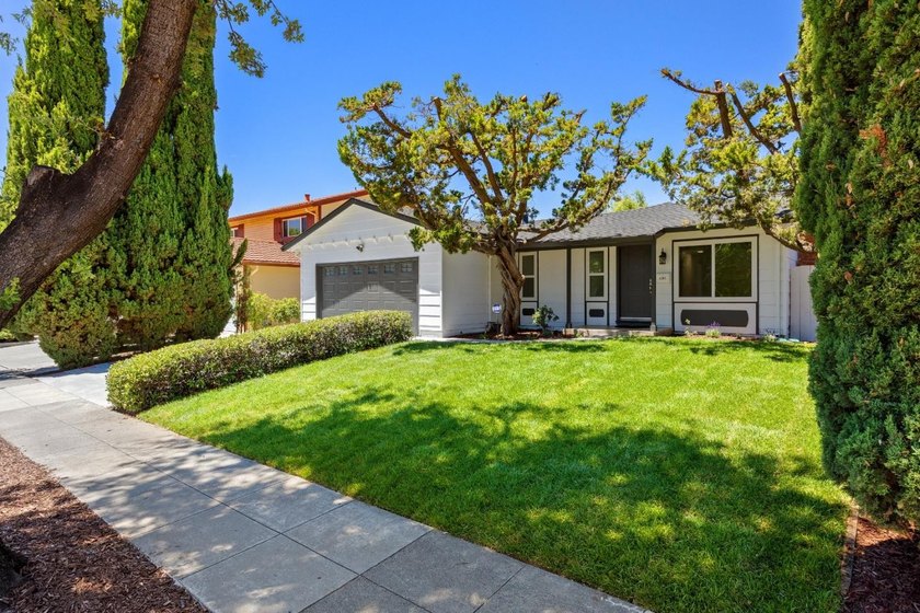 What a beautiful home! This home includes a new roof, flooring - photo 3