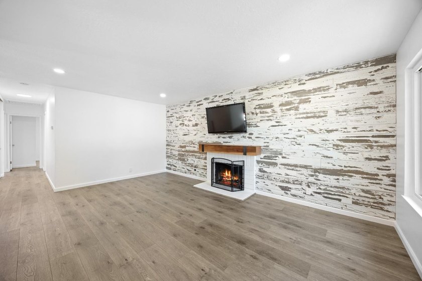 What a beautiful home! This home includes a new roof, flooring - photo 4