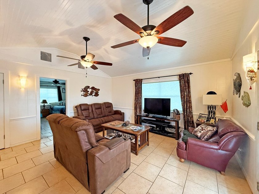 Welcome to laid-back Texas coastal living where fishing, boating - photo 4