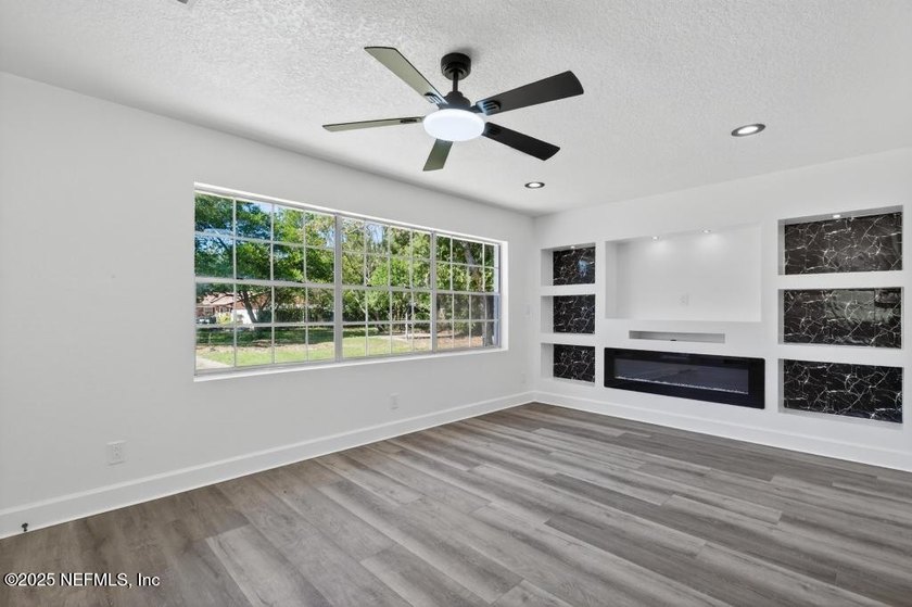 Large Corner lot property Newly renovated 4BR/2.5BA home - photo 11