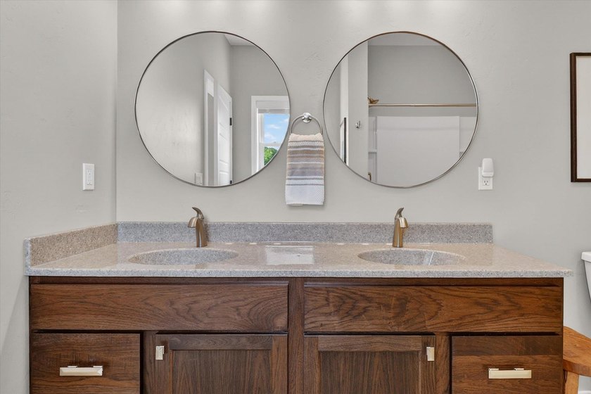 Enjoy easy main-level living in this beautifully maintained - photo 15