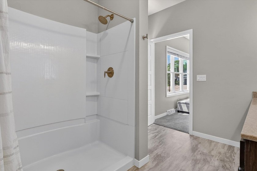 Enjoy easy main-level living in this beautifully maintained - photo 16