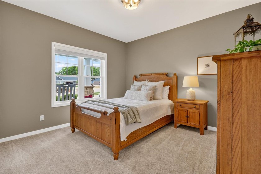 Enjoy easy main-level living in this beautifully maintained - photo 17