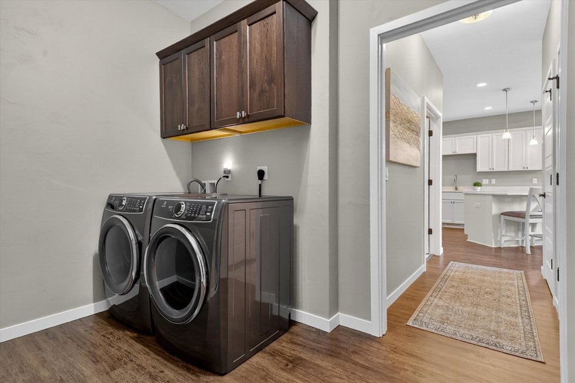 Enjoy easy main-level living in this beautifully maintained - photo 20
