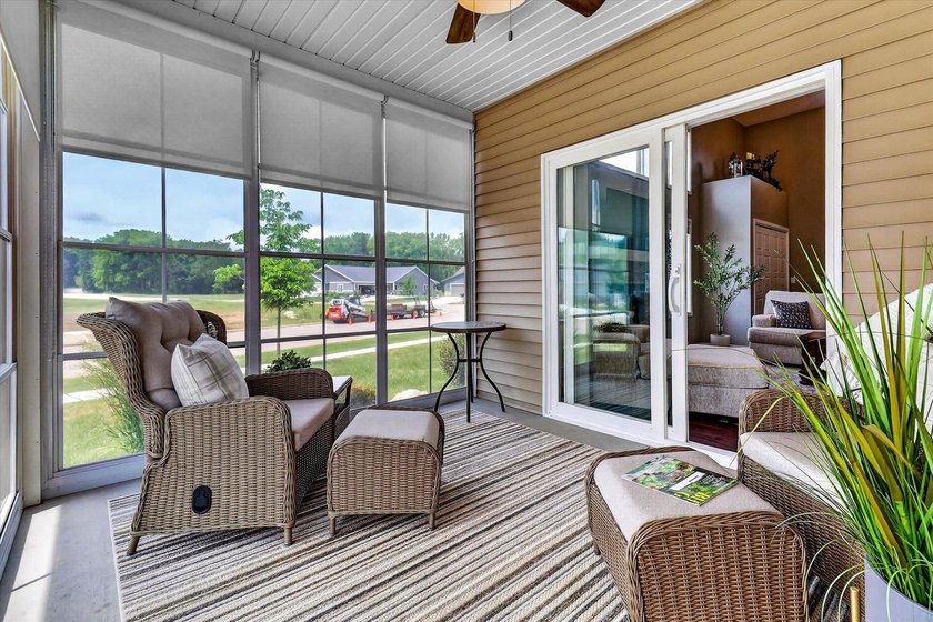 Enjoy easy main-level living in this beautifully maintained - photo 21