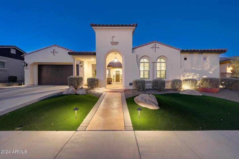 BEAUTIFUL MOUNTAIN VIEWS from pristine backyard w/view fence to - photo 2