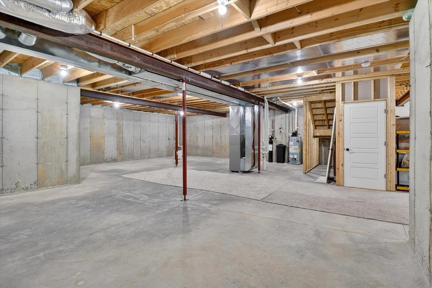 Enjoy easy main-level living in this beautifully maintained - photo 22