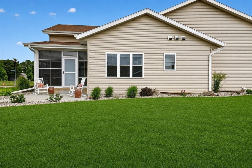 Enjoy easy main-level living in this beautifully maintained - photo 26