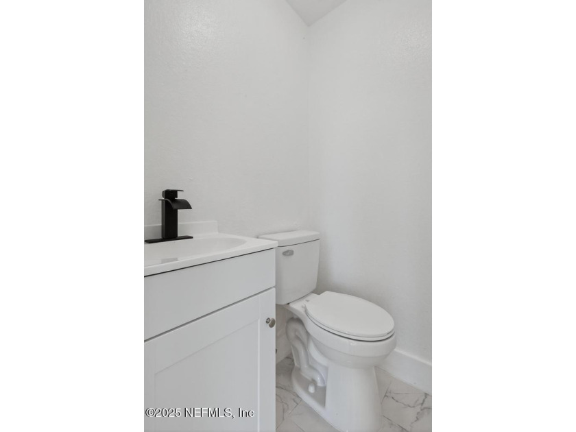 Large Corner lot property Newly renovated 4BR/2.5BA home - photo 32
