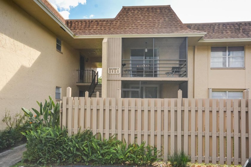 Welcome to this thoughtfully designed two-bedroom, two-bathroom - photo 3