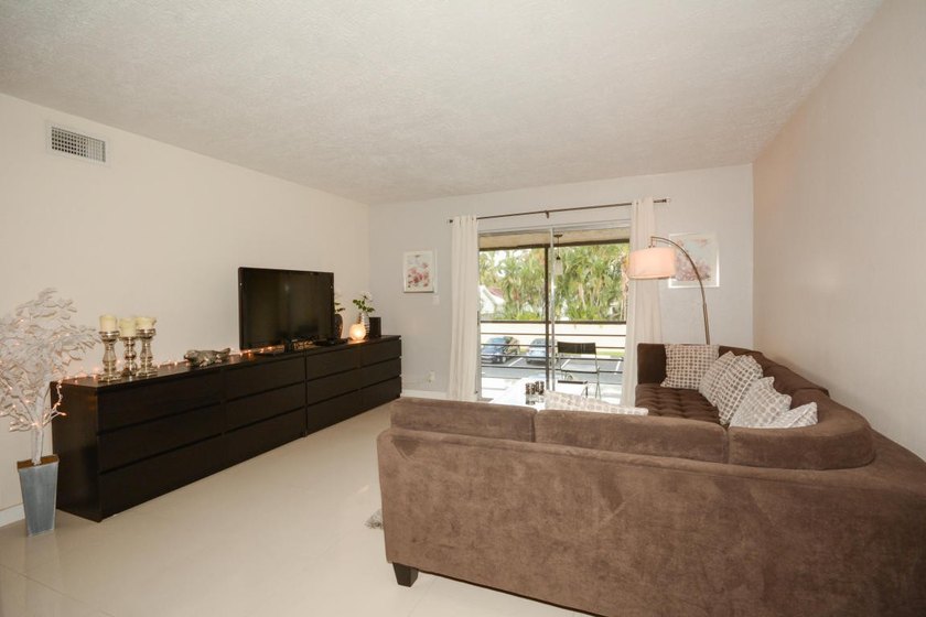 Welcome to this thoughtfully designed two-bedroom, two-bathroom - photo 6