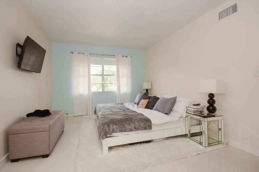 Welcome to this thoughtfully designed two-bedroom, two-bathroom - photo 8