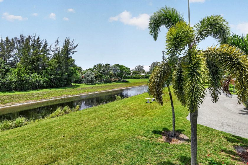 Welcome to this impeccably maintained 2 bedroom, 2 bathroom - photo 4