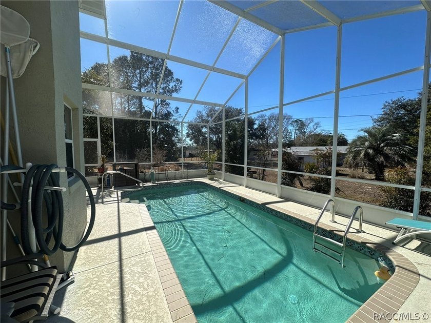 Florida Living at its best! As you enter this 3 bedroom 2 bath - photo 5