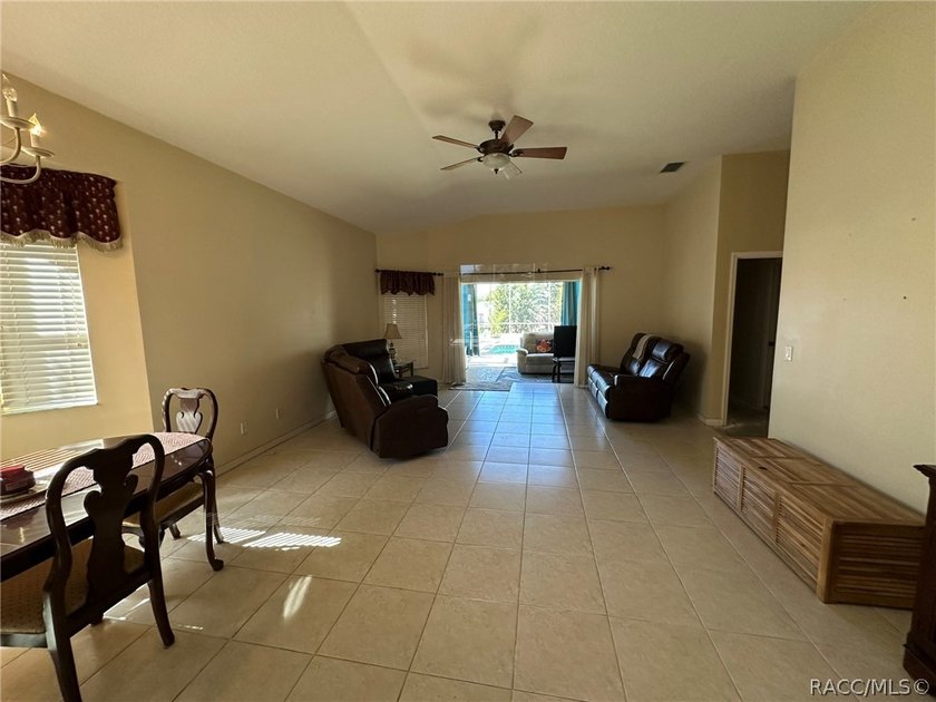 Florida Living at its best! As you enter this 3 bedroom 2 bath - photo 6