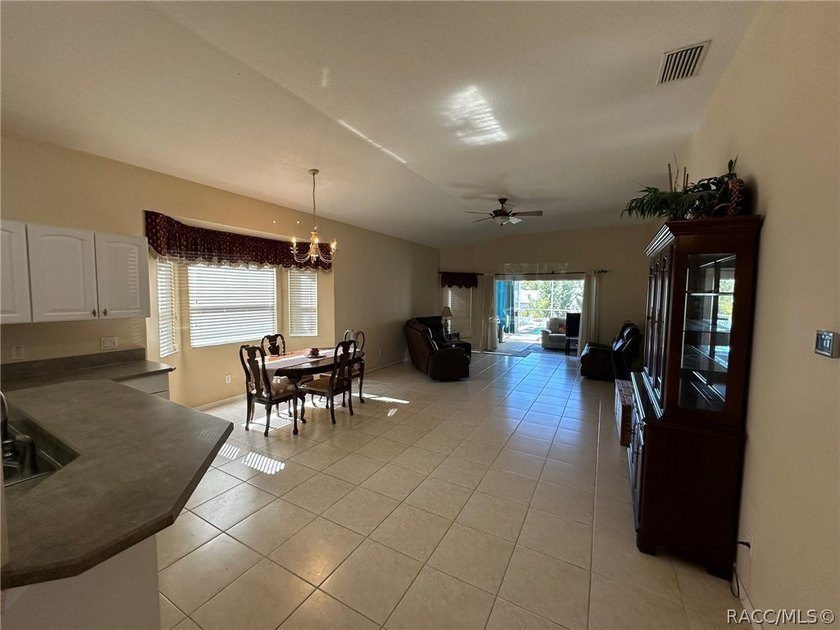 Florida Living at its best! As you enter this 3 bedroom 2 bath - photo 7