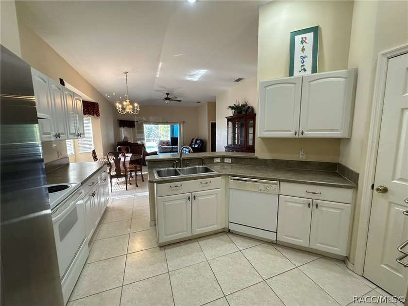 Florida Living at its best! As you enter this 3 bedroom 2 bath - photo 10