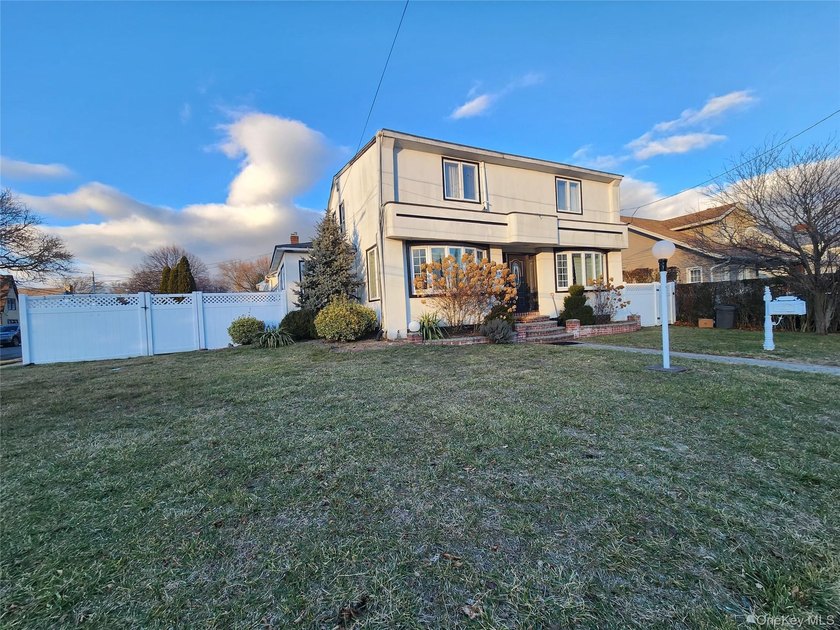 WELL MAINTAINED SINGLE FAMILY DETACHED PROPERTY ON CORNER LOT - photo 3