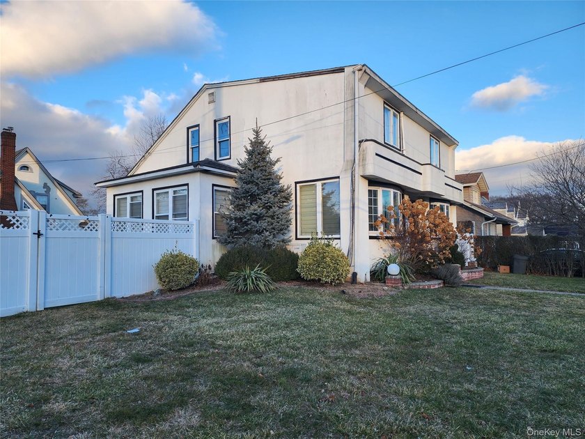 WELL MAINTAINED SINGLE FAMILY DETACHED PROPERTY ON CORNER LOT - photo 4