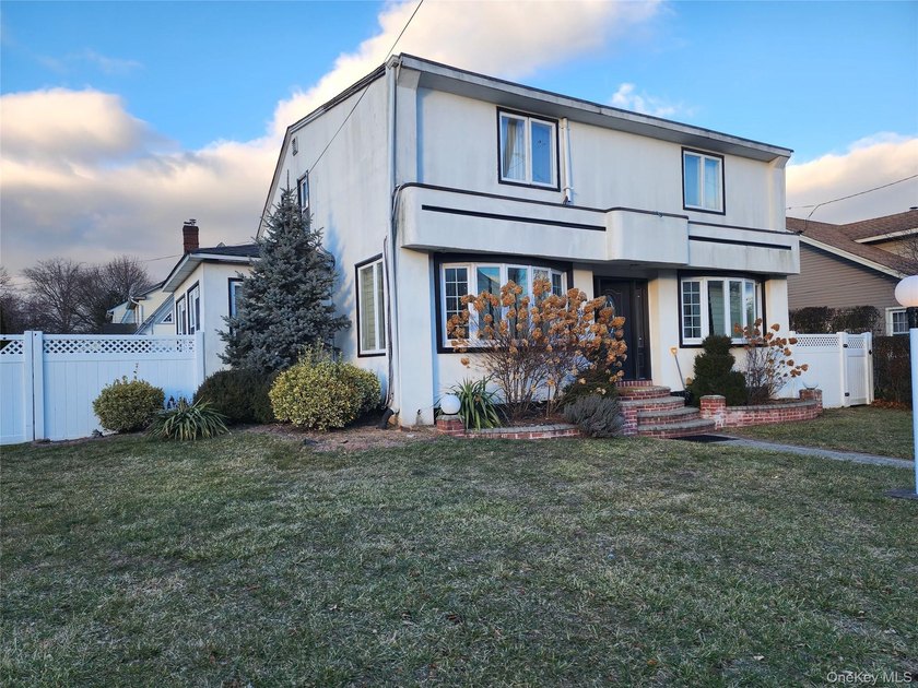 WELL MAINTAINED SINGLE FAMILY DETACHED PROPERTY ON CORNER LOT - photo 5